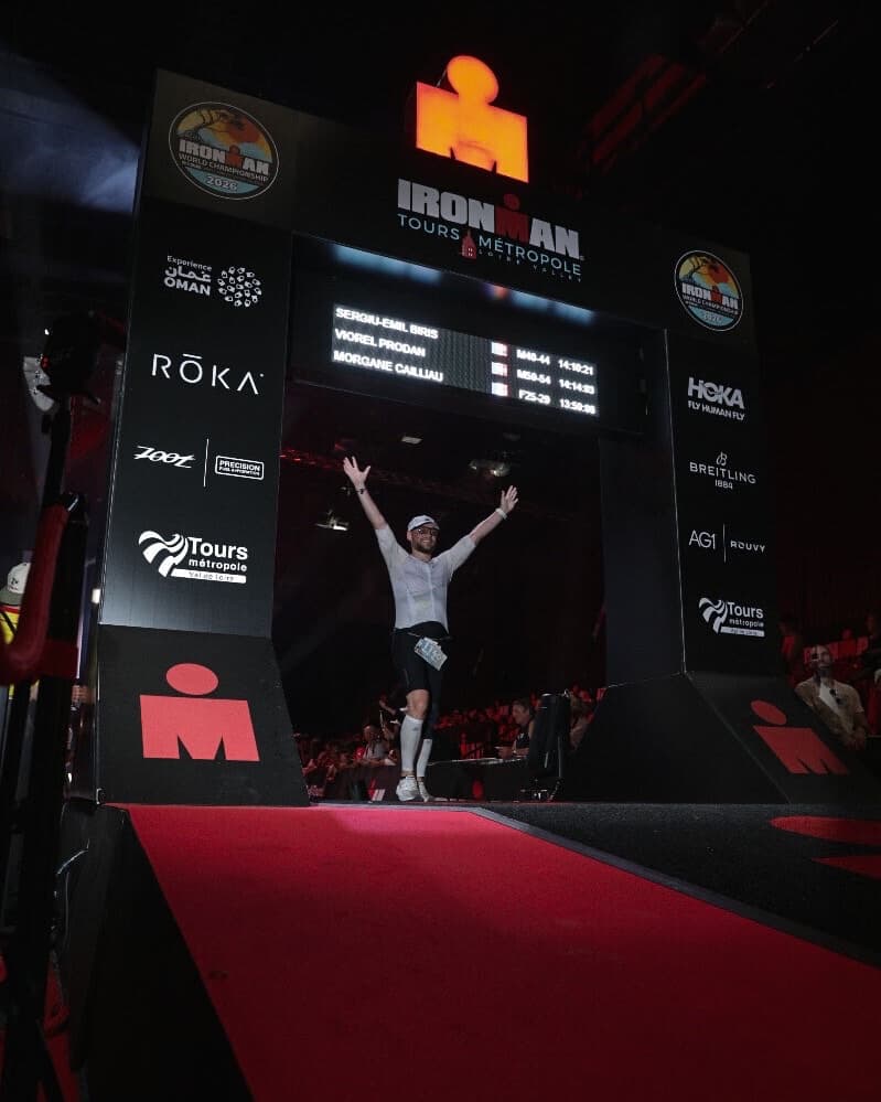 Sergiu beim Zieleinlauf des IRONMAN Tours Métropole, die Arme oben, in 14:10:21